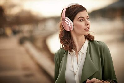 Bose QuietComfort 35 (Series II) Wireless Headphones -Rose Gold On Sale for $ 299.00 (Save $ 150.00) at Amazon Canada
