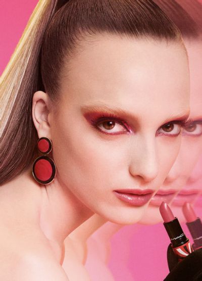 MAC Cosmetics Canada Deals: Save 30% OFF Eye Shadows & Palettes + FREE Lipstick w/ Your Order $60+
