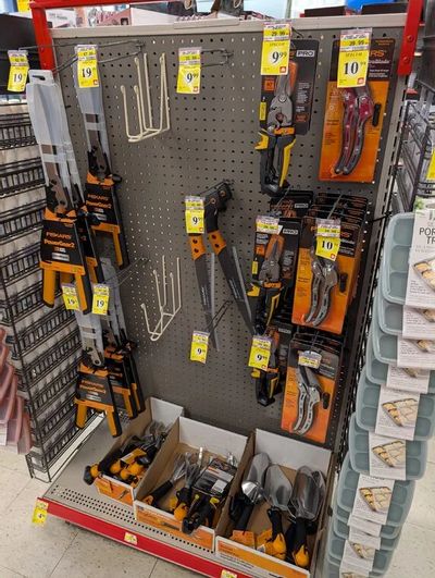 Home Hardware: Various Fiskars Gardening Tool up to 75% off